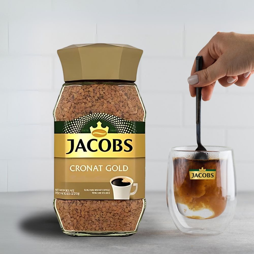 قهوه فوری گلد جاکوبز (JACOBS CRONAT GOLD) 100 گرمی-قهوه جاکوبز: از تاریخچه تا طعم بی‌نظیر تاریخچه جاکوبز: از یک کافه کوچک تا یک برند جهانی قهوه جاکوبز داستانی الهام‌بخش دارد که از آرزوهای یک جوان آلمانی به نام یوهان جاکوبز آغاز شد. یوهان در سن ۲۶ سالگی در یک کافه محلی در آلمان کار می‌کرد و متوجه نیا ...