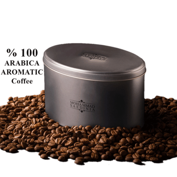 قهوه عربیکا 100% ساعدی نیا - قهوه 100%؜ عربیکا ساعدی نیا ترکیبی از قهوه صددرصد عربیکا تک خاستگاه و قهوه هایی از  کلمبیا، برزیل و هند می باشد.این نمونه خرید قهوه می تواند گزینه ی مناسبی برای هدیه دادن باشد.قهوه تركيبی اسپرسو دانه بلند ١٠٠٪؜ عربيكا، در بسته‌بندی 250 گرمی و قوطی فلزی با روبان مشکی طراحی شده است.